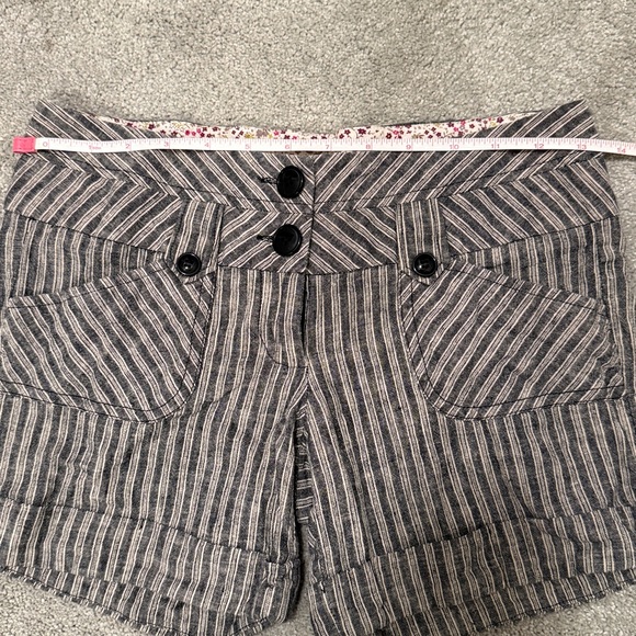 Grey and beige striped shorts - Picture 4 of 5